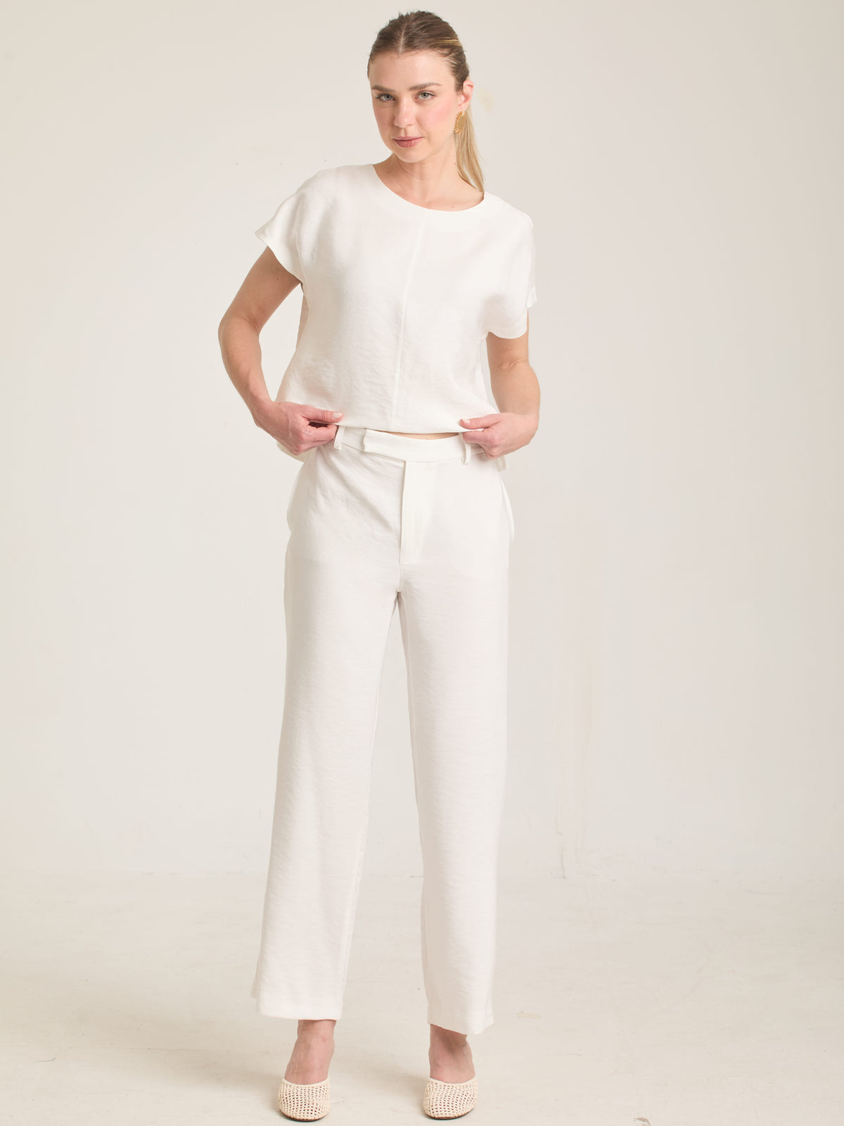 Pantalón Bonne Blanco con pierna ligeramente ancha y diseño moderno en color blanco.