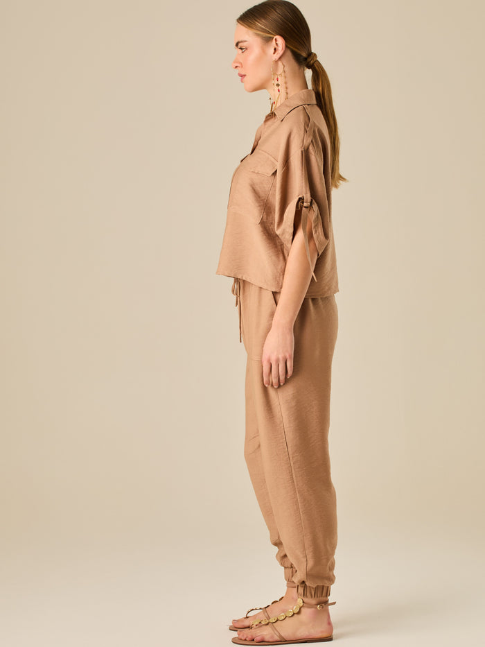 Pantalón jogger de tiro alto con pretina elástica y bolsillos frontales. Su silueta cómoda y ligera lo convierte en una prenda ideal para un estilo relajado, sin perder el toque sofisticado.

Detalles:

Color: Camel
