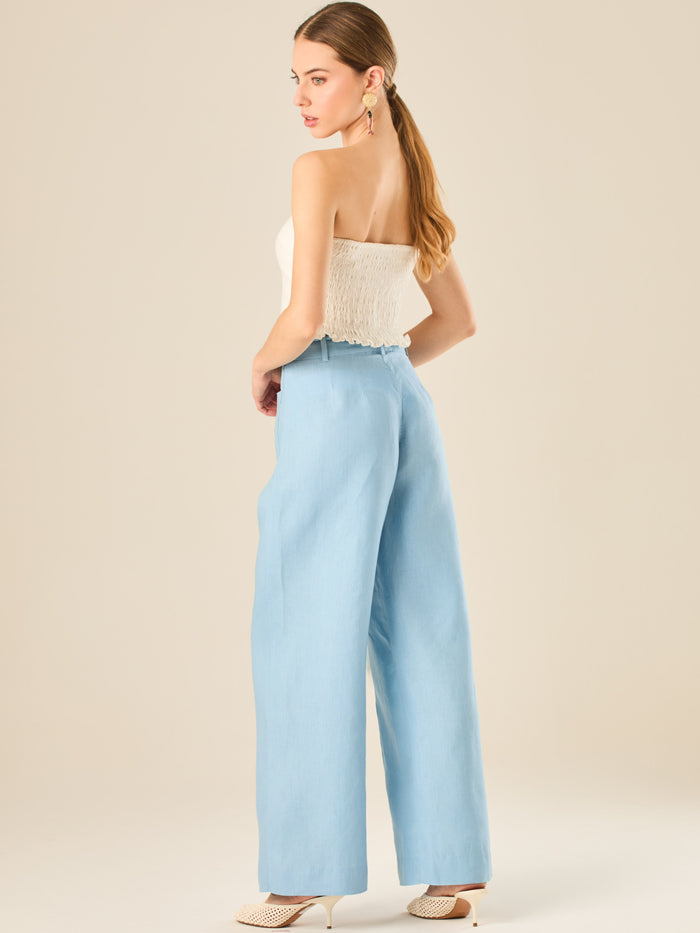 Pantalón de tiro alto con silueta amplia y cintura ajustable con lazo trenzado. Su diseño cómodo y elegante aporta un estilo relajado y fresco, ideal para looks casuales con un toque sofisticado y moderno.

Detalles:

Color: Bbay Blue

Material: 100% lino.&nbsp;

Características: Incluye cinturón a