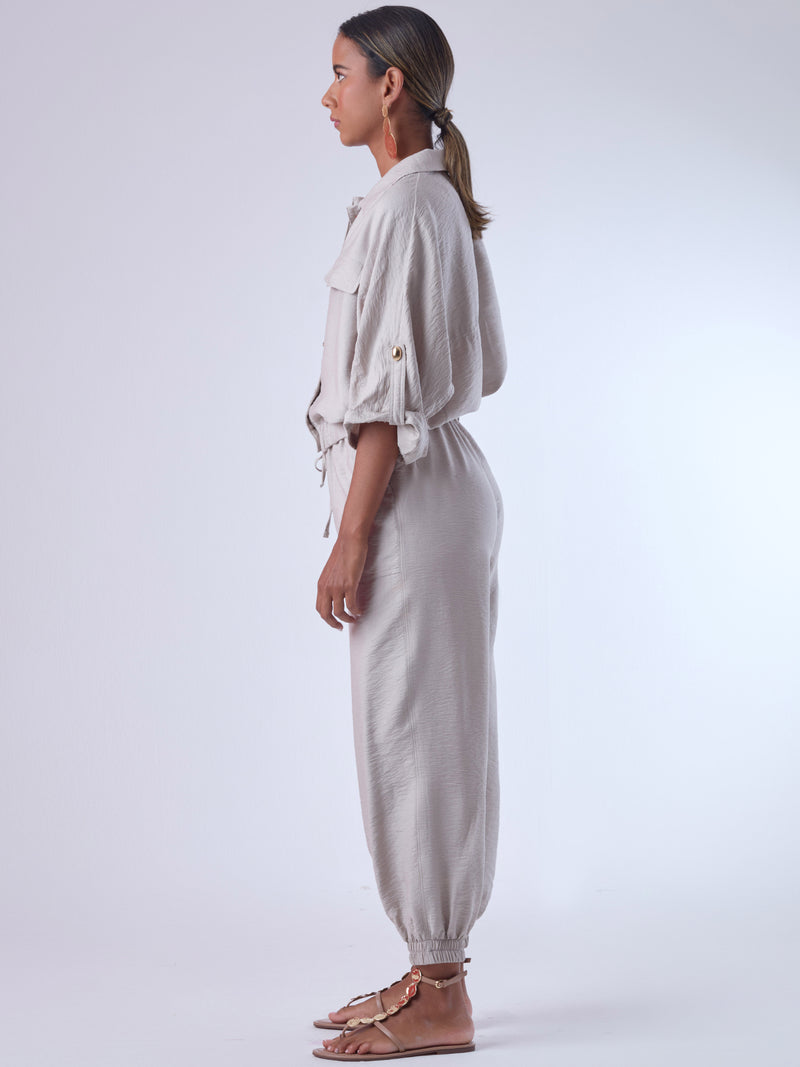 Cómodo y versátil, este pantalón tipo jogger presenta una silueta relajada con ajuste en tobillos y cintura elástica para máximo confort. Los bolsillos frontales tipo parche y la textura suave de la tela lo hacen ideal para looks casuales con un toque elevado. Perfecto para combinar con blusas fluidas o camisas estructuradas, en días de descanso o estilismos urbanos sofisticados.

Detalles:

Color: Cemento