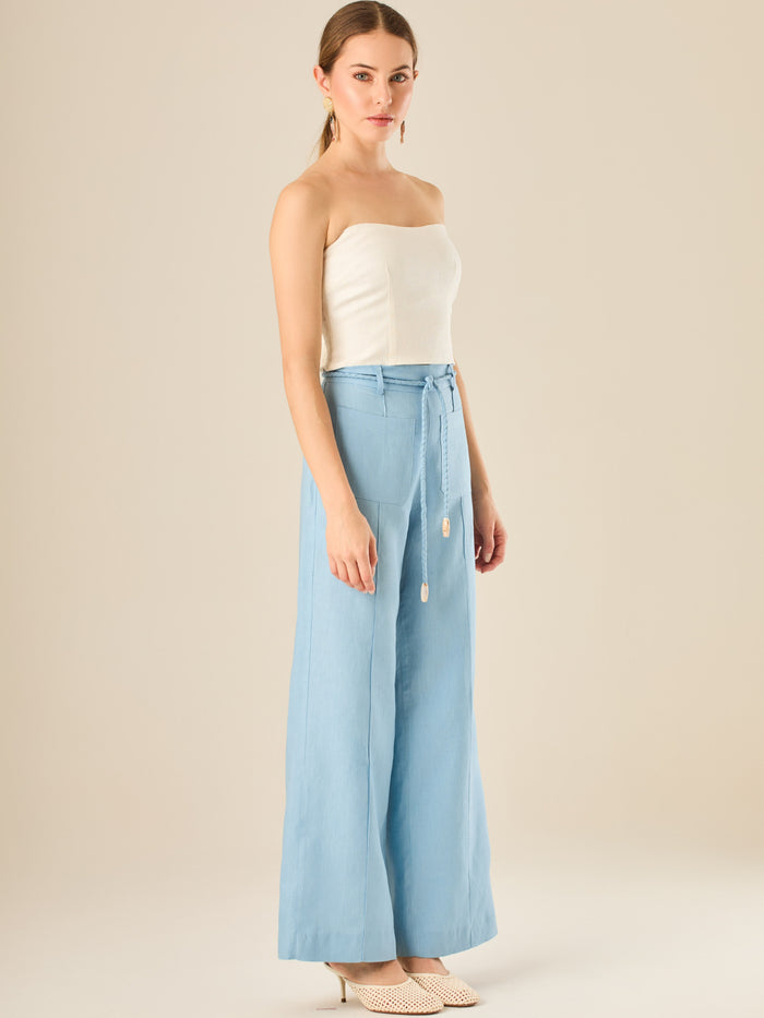 Pantalón de tiro alto con silueta amplia y cintura ajustable con lazo trenzado. Su diseño cómodo y elegante aporta un estilo relajado y fresco, ideal para looks casuales con un toque sofisticado y moderno.

Detalles:

Color: Bbay Blue

Material: 100% lino.&nbsp;

Características: Incluye cinturón a