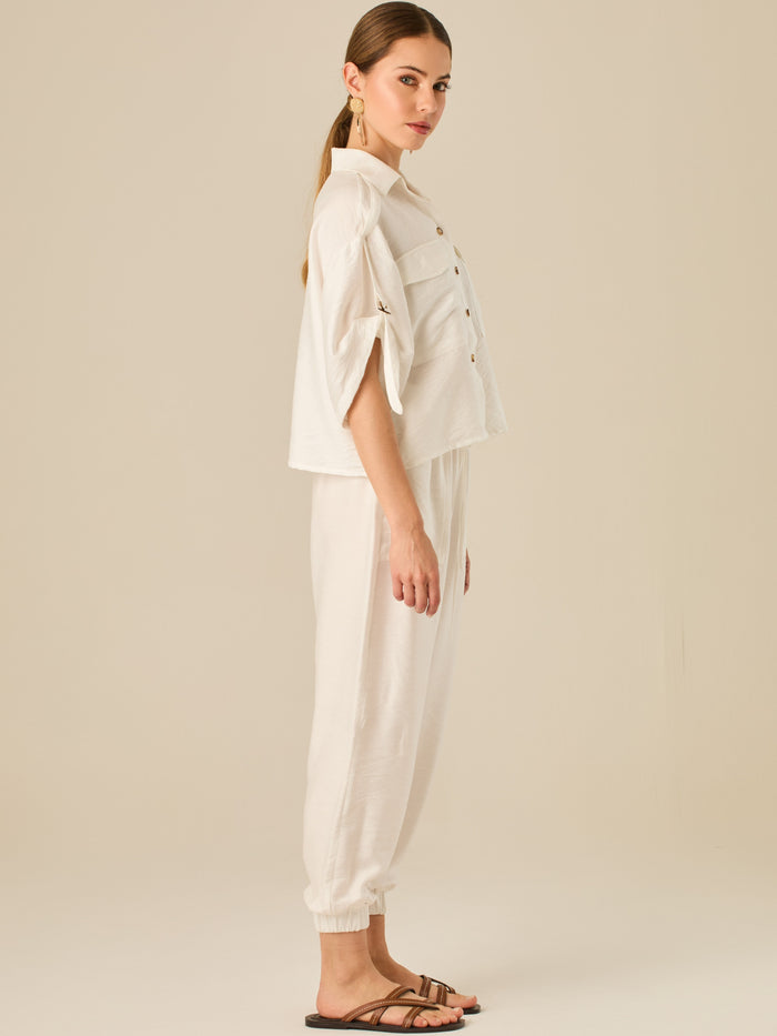 Pantalón jogger de tiro alto con pretina elástica y bolsillos frontales. Su silueta cómoda y ligera lo convierte en una prenda ideal para un estilo relajado, sin perder el toque sofisticado.

Detalles:

Color: Blanco