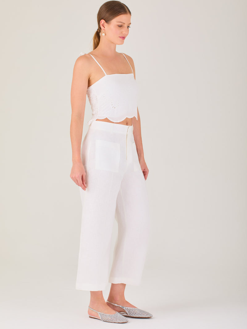 Pantalón de tiro alto con silueta culotte. Pernera amplia y recta con largo cropped al tobillo y dobladillo ancho. Pretina con botón y cierre, bolsillos de parche al frente y pinzas suaves que estilizan la cintura. Versátil y fresco para elevar looks de día o de noche

Detalles:

Color: Blanco

