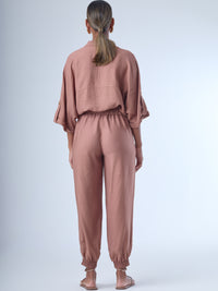 Cómodo y versátil, este pantalón tipo jogger presenta una silueta relajada con ajuste en tobillos y cintura elástica para máximo confort. Los bolsillos frontales tipo parche y la textura suave de la tela lo hacen ideal para looks casuales con un toque elevado. Perfecto para combinar con blusas fluidas o camisas estructuradas, en días de descanso o estilismos urbanos sofisticados.