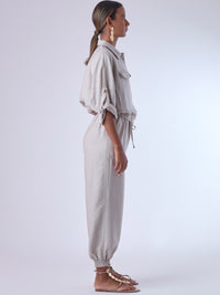 Cómodo y versátil, este pantalón tipo jogger presenta una silueta relajada con ajuste en tobillos y cintura elástica para máximo confort. Los bolsillos frontales tipo parche y la textura suave de la tela lo hacen ideal para looks casuales con un toque elevado. Perfecto para combinar con blusas fluidas o camisas estructuradas, en días de descanso o estilismos urbanos sofisticados.

Detalles:

Color: Cemento