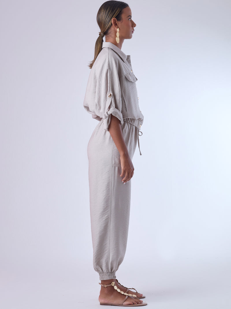 Cómodo y versátil, este pantalón tipo jogger presenta una silueta relajada con ajuste en tobillos y cintura elástica para máximo confort. Los bolsillos frontales tipo parche y la textura suave de la tela lo hacen ideal para looks casuales con un toque elevado. Perfecto para combinar con blusas fluidas o camisas estructuradas, en días de descanso o estilismos urbanos sofisticados.

Detalles:

Color: Cemento