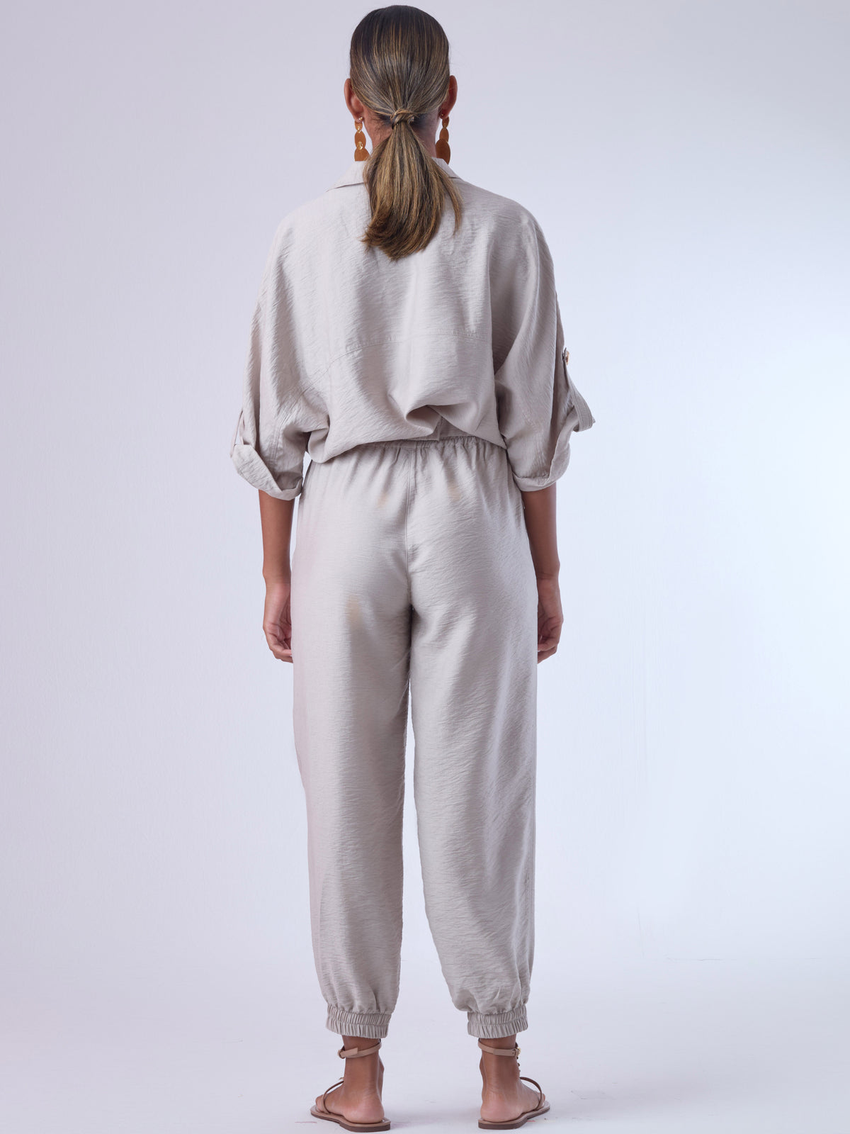 Cómodo y versátil, este pantalón tipo jogger presenta una silueta relajada con ajuste en tobillos y cintura elástica para máximo confort. Los bolsillos frontales tipo parche y la textura suave de la tela lo hacen ideal para looks casuales con un toque elevado. Perfecto para combinar con blusas fluidas o camisas estructuradas, en días de descanso o estilismos urbanos sofisticados.

Detalles:

Color: Cemento