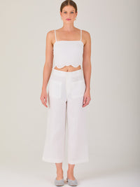 Pantalón de tiro alto con silueta culotte. Pernera amplia y recta con largo cropped al tobillo y dobladillo ancho. Pretina con botón y cierre, bolsillos de parche al frente y pinzas suaves que estilizan la cintura. Versátil y fresco para elevar looks de día o de noche

Detalles:

Color: Blanco

