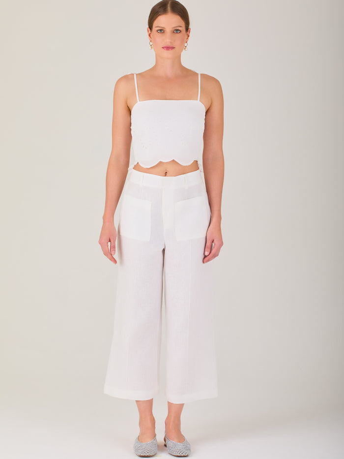 Pantalón de tiro alto con silueta culotte. Pernera amplia y recta con largo cropped al tobillo y dobladillo ancho. Pretina con botón y cierre, bolsillos de parche al frente y pinzas suaves que estilizan la cintura. Versátil y fresco para elevar looks de día o de noche

Detalles:

Color: Blanco

