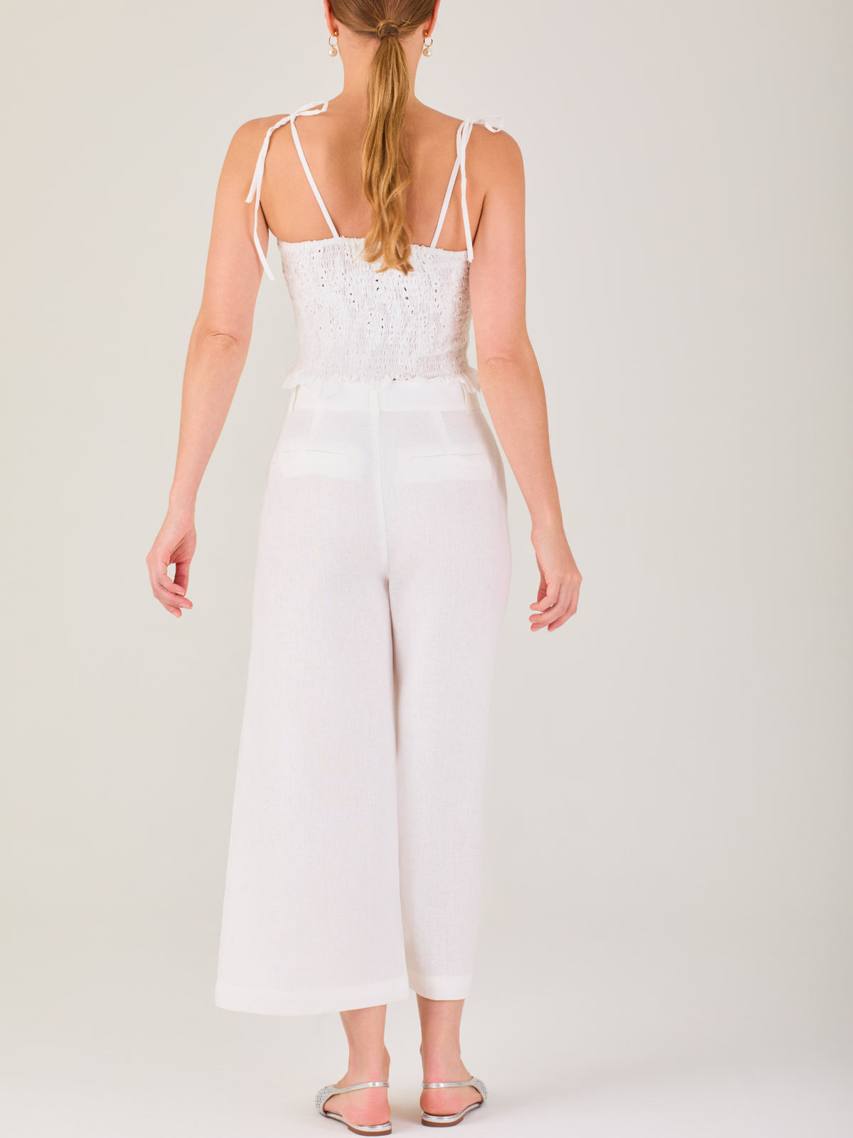 Pantalón de tiro alto con silueta culotte. Pernera amplia y recta con largo cropped al tobillo y dobladillo ancho. Pretina con botón y cierre, bolsillos de parche al frente y pinzas suaves que estilizan la cintura. Versátil y fresco para elevar looks de día o de noche

Detalles:

Color: Blanco

