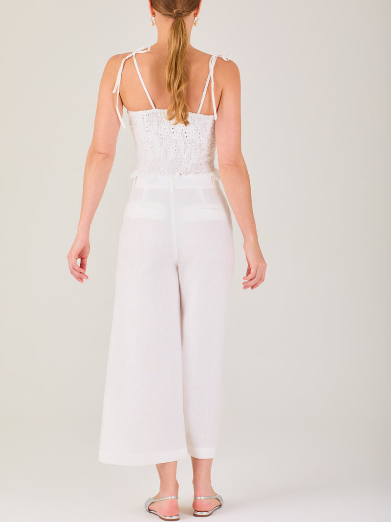 Pantalón de tiro alto con silueta culotte. Pernera amplia y recta con largo cropped al tobillo y dobladillo ancho. Pretina con botón y cierre, bolsillos de parche al frente y pinzas suaves que estilizan la cintura. Versátil y fresco para elevar looks de día o de noche

Detalles:

Color: Blanco

