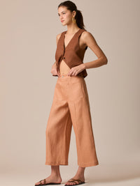 Pantalón de tiro alto con silueta culotte. Pernera amplia y recta con largo cropped al tobillo y dobladillo ancho. Pretina con botón y cierre, bolsillos de parche al frente y pinzas suaves que estilizan la cintura. Versátil y fresco para elevar looks de día o de noche

Detalles:

Color: Peach

Material: 100% Lino