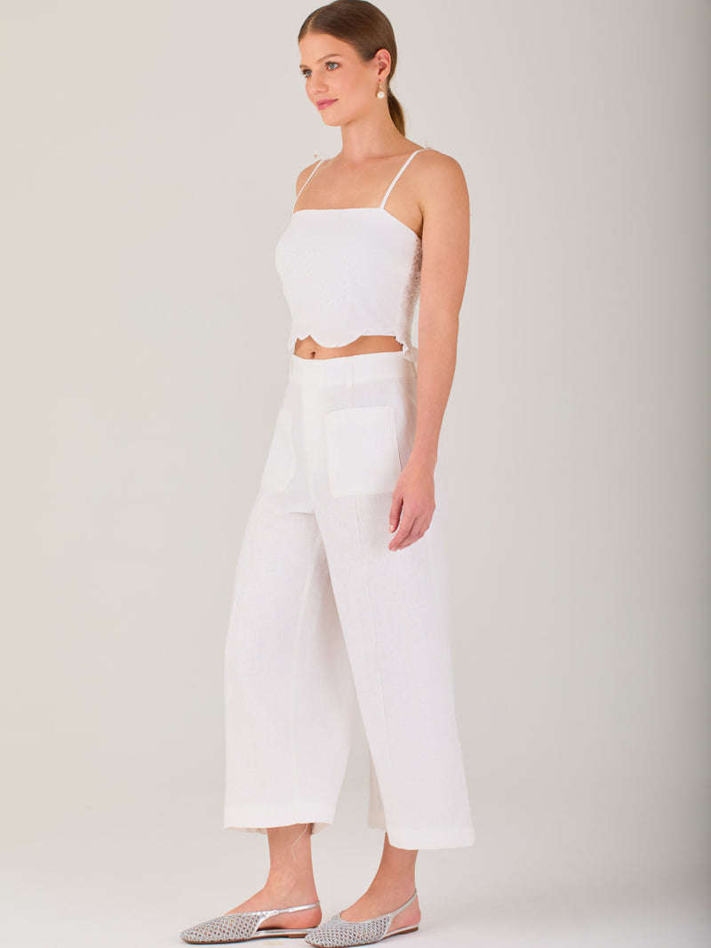 Pantalón de tiro alto con silueta culotte. Pernera amplia y recta con largo cropped al tobillo y dobladillo ancho. Pretina con botón y cierre, bolsillos de parche al frente y pinzas suaves que estilizan la cintura. Versátil y fresco para elevar looks de día o de noche

Detalles:

Color: Blanco

