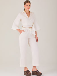 Pantalón blanco de tiro alto con pretina elástica y cordón ajustable. Corte recto y relajado, ideal para un look cómodo y fresco