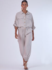 Cómodo y versátil, este pantalón tipo jogger presenta una silueta relajada con ajuste en tobillos y cintura elástica para máximo confort. Los bolsillos frontales tipo parche y la textura suave de la tela lo hacen ideal para looks casuales con un toque elevado. Perfecto para combinar con blusas fluidas o camisas estructuradas, en días de descanso o estilismos urbanos sofisticados.

Detalles:

Color: Cemento