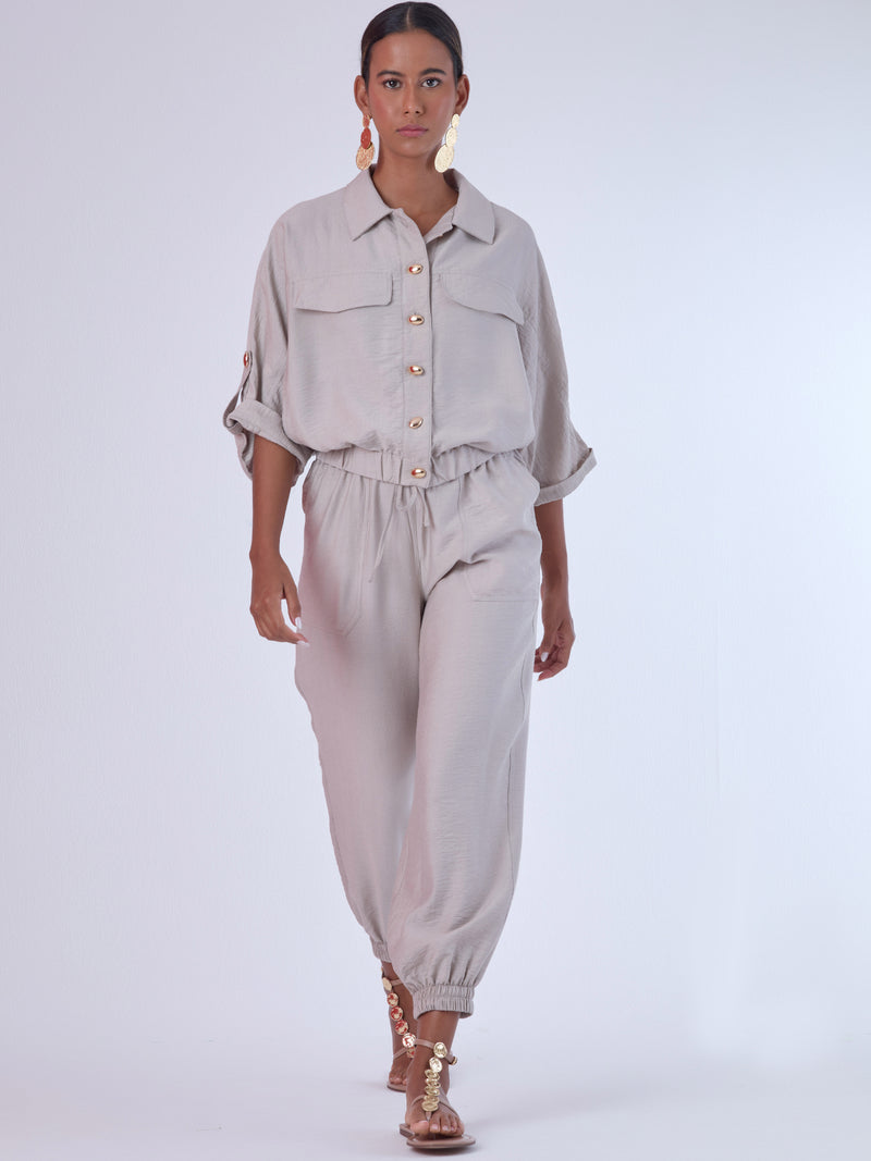Cómodo y versátil, este pantalón tipo jogger presenta una silueta relajada con ajuste en tobillos y cintura elástica para máximo confort. Los bolsillos frontales tipo parche y la textura suave de la tela lo hacen ideal para looks casuales con un toque elevado. Perfecto para combinar con blusas fluidas o camisas estructuradas, en días de descanso o estilismos urbanos sofisticados.

Detalles:

Color: Cemento