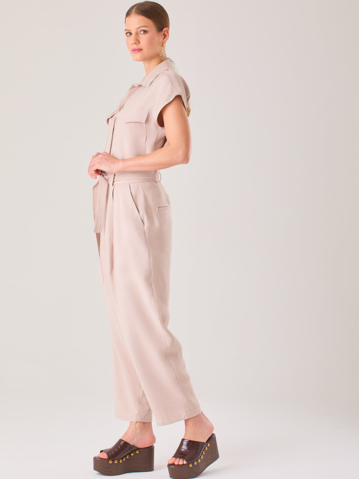 Pantalón recto de tiro medio con pretina lisa y caída fluida. Su diseño amplio y elegante proporciona comodidad sin perder el estilo, ideal para un look sofisticado y versátil

Detalles:

Color: Sand

Material: 92% Rayón 8% Poliéster 