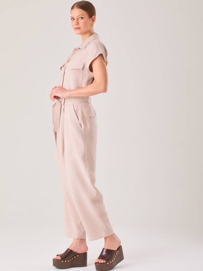 Pantalón recto de tiro medio con pretina lisa y caída fluida. Su diseño amplio y elegante proporciona comodidad sin perder el estilo, ideal para un look sofisticado y versátil

Detalles:

Color: Sand

Material: 92% Rayón 8% Poliéster 