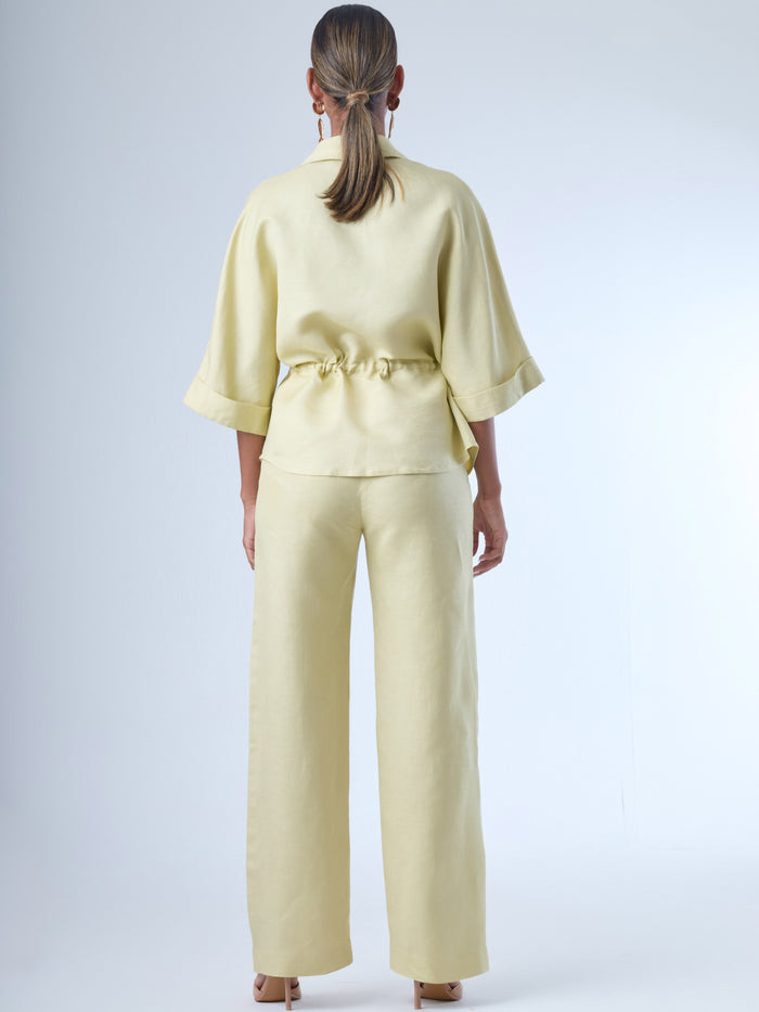 Pantalón de corte recto con diseño de pierna ancha, confeccionado en un tejido ligero que aporta caída fluida. De tiro alto, ofrece una silueta alargada y elegante. No lleva bolsillos visibles ni pinzas, lo que refuerza su apariencia limpia y pulida. Ideal para combinar con camisas o blusas sueltas para un estilo sofisticado y relajado.

Detalles:

Color: Ivory

Material: 50% lino 50% Rayon