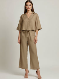 Pantalón de lino mezcla wide leg y tiro medio; cintura elástica con cordón, caída fluida y tacto ligero—comodidad premium para un look casual-elegante

Detalles:

Color: Cafe

Material: 52% Lino 48% Rayon