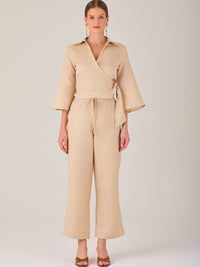 Pantalón blanco de tiro alto con pretina elástica y cordón ajustable. Corte recto y relajado, ideal para un look cómodo y fresco