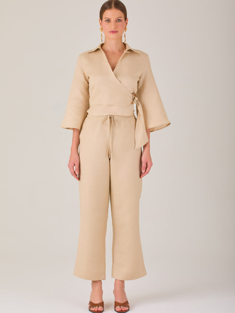 Pantalón blanco de tiro alto con pretina elástica y cordón ajustable. Corte recto y relajado, ideal para un look cómodo y fresco