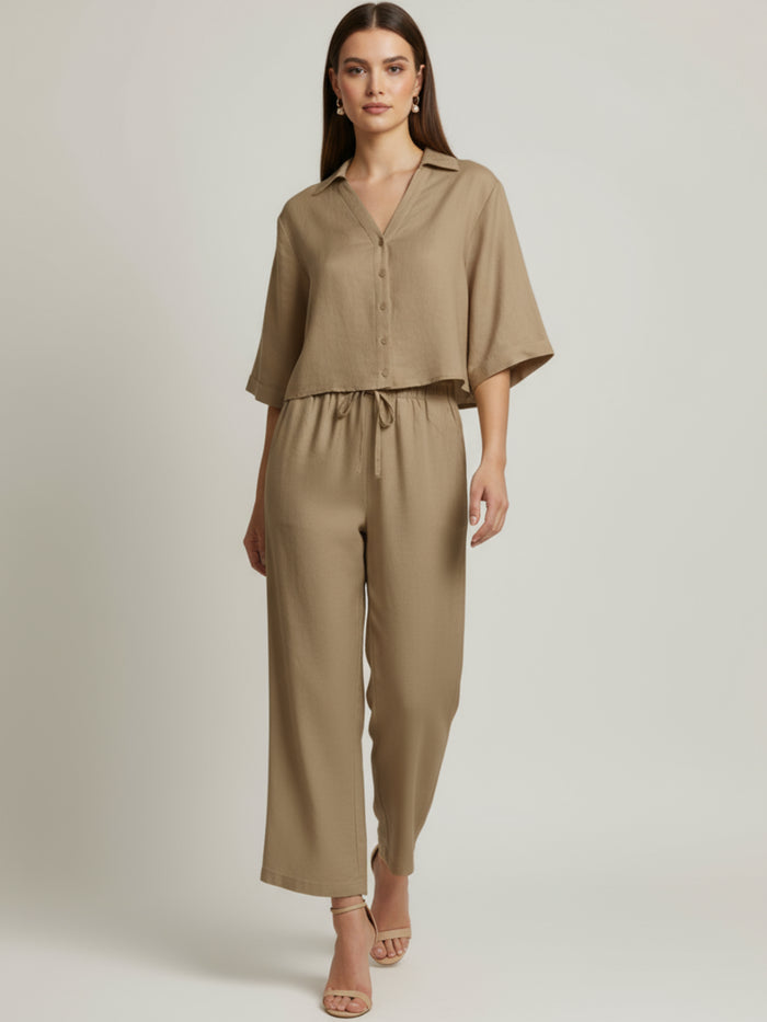 Pantalón de lino mezcla wide leg y tiro medio; cintura elástica con cordón, caída fluida y tacto ligero—comodidad premium para un look casual-elegante

Detalles:

Color: Cafe

Material: 52% Lino 48% Rayon