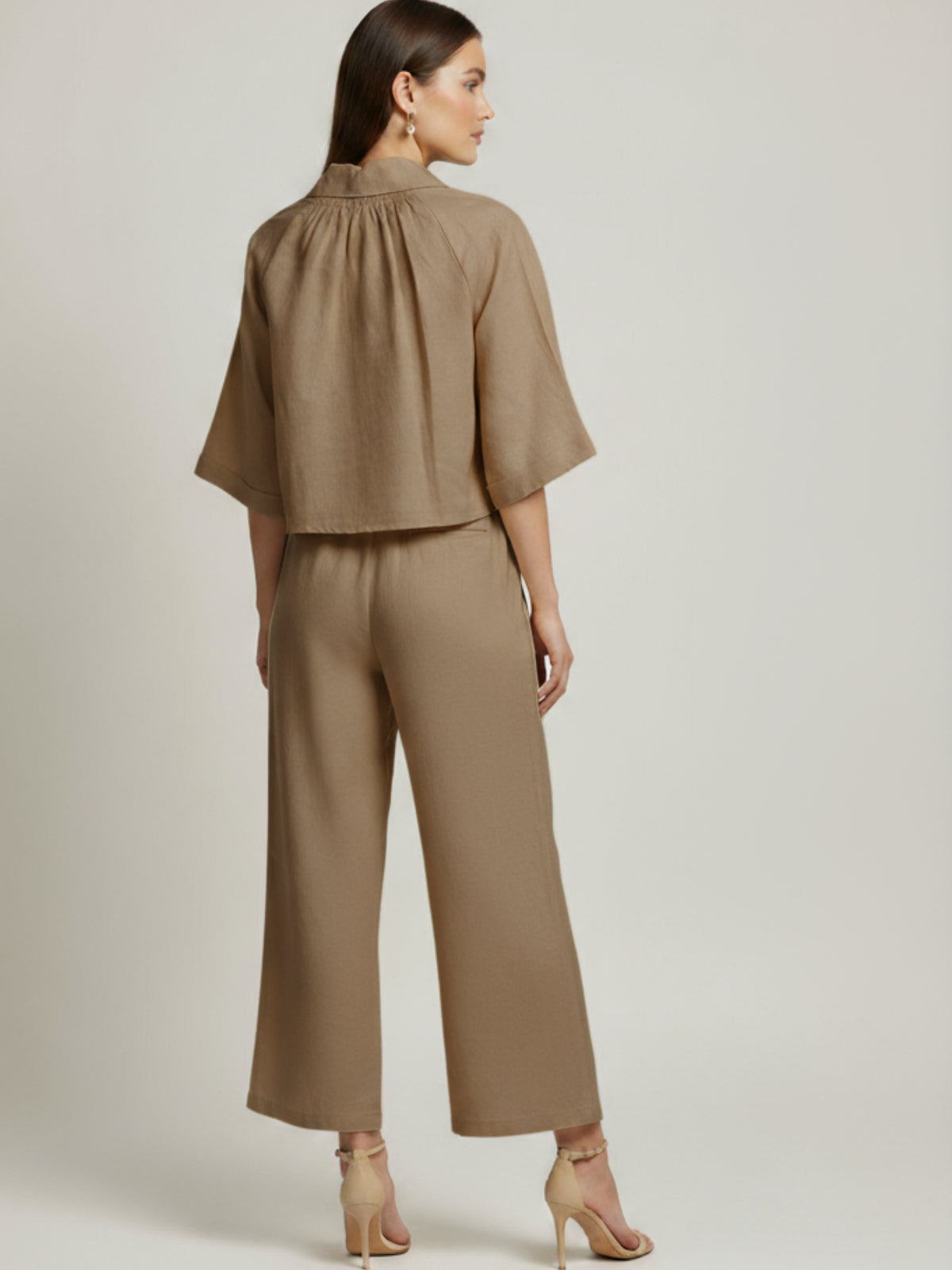 Pantalón de lino mezcla wide leg y tiro medio; cintura elástica con cordón, caída fluida y tacto ligero—comodidad premium para un look casual-elegante

Detalles:

Color: Cafe

Material: 52% Lino 48% Rayon