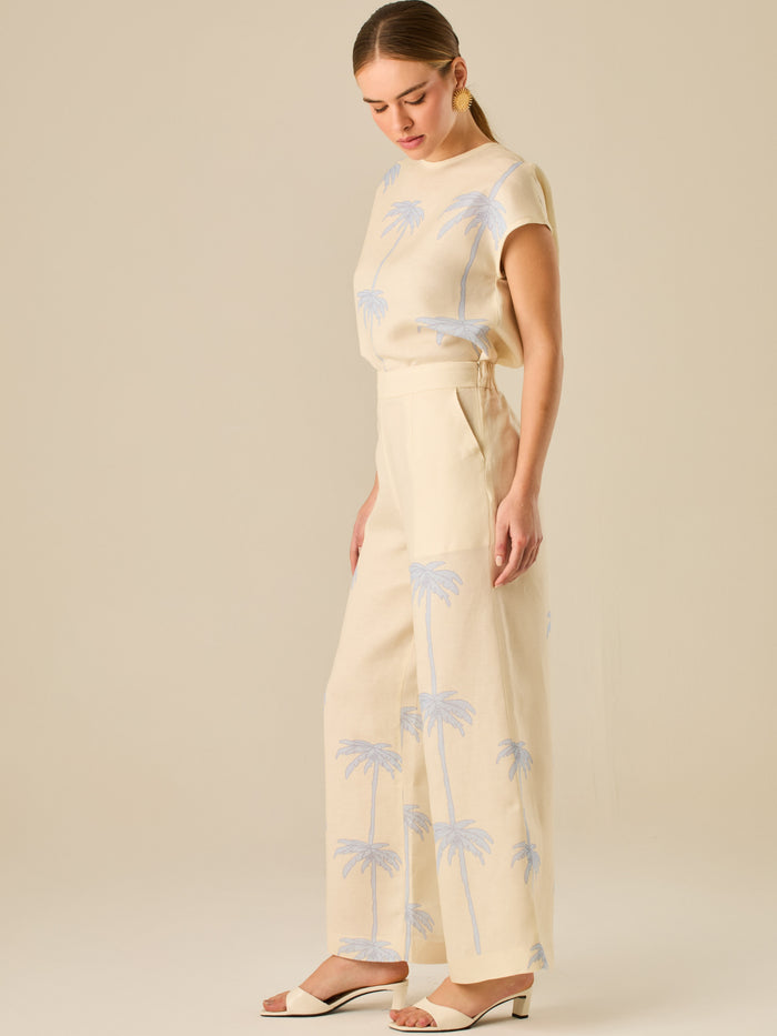 Pantalón de tiro alto con silueta amplia y pierna recta. Confeccionado en tejido liviano y suave, presenta estampado de palmeras a lo largo de ambas piernas que aporta un aire tropical y relajado. Su diseño estructurado combina comodidad y estilo, ideal para días de verano con un toque distintivo.

Detalles:

Color: Sand