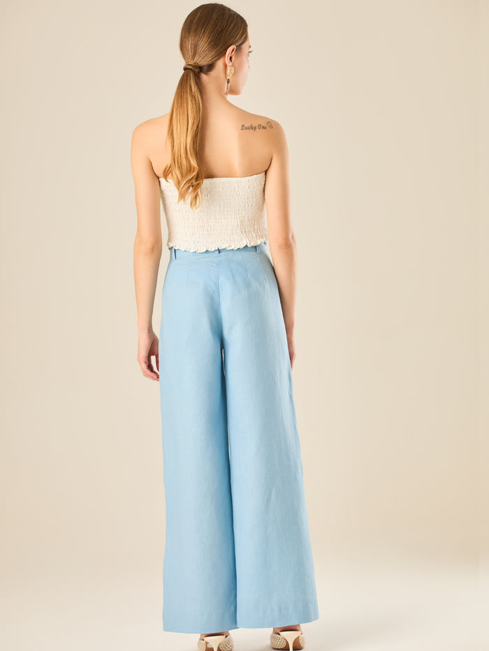 Pantalón de tiro alto con silueta amplia y cintura ajustable con lazo trenzado. Su diseño cómodo y elegante aporta un estilo relajado y fresco, ideal para looks casuales con un toque sofisticado y moderno.

Detalles:

Color: Bbay Blue

Material: 100% lino.&nbsp;

Características: Incluye cinturón a