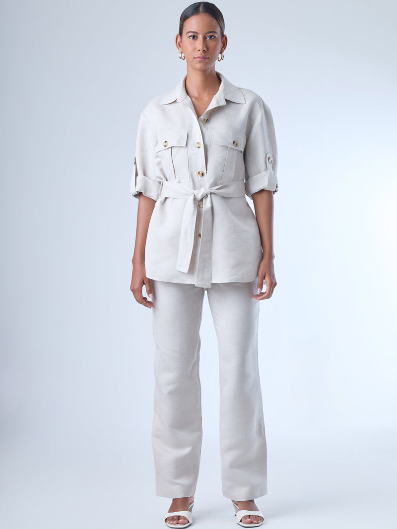 Con un diseño limpio y sofisticado, este pantalón recto confeccionado en lino ofrece frescura y estructura en partes iguales. Su silueta alargada estiliza la figura, mientras que el fit cómodo lo hace ideal para el día a día. Perfecto para combinar con camisas o blusas amplias en entornos profesionales o estilos casuales elevados.