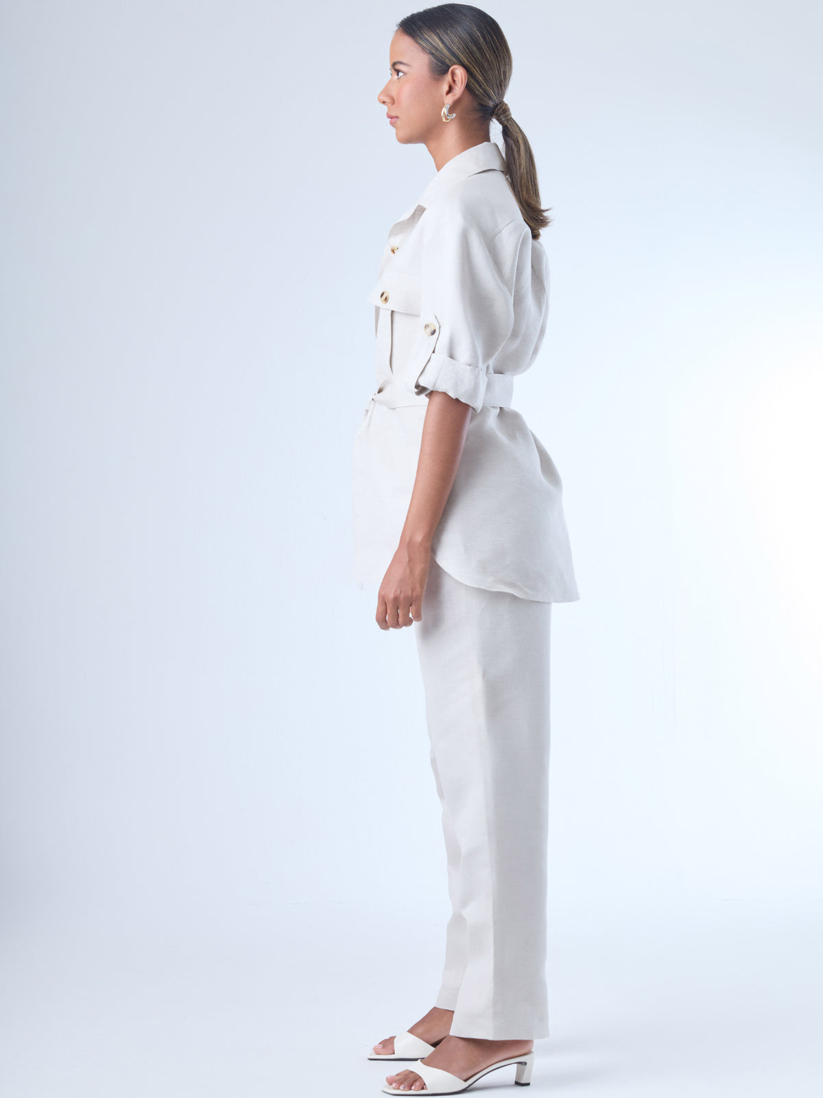Con un diseño limpio y sofisticado, este pantalón recto confeccionado en lino ofrece frescura y estructura en partes iguales. Su silueta alargada estiliza la figura, mientras que el fit cómodo lo hace ideal para el día a día. Perfecto para combinar con camisas o blusas amplias en entornos profesionales o estilos casuales elevados.