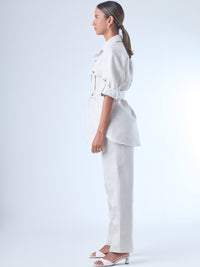 Con un diseño limpio y sofisticado, este pantalón recto confeccionado en lino ofrece frescura y estructura en partes iguales. Su silueta alargada estiliza la figura, mientras que el fit cómodo lo hace ideal para el día a día. Perfecto para combinar con camisas o blusas amplias en entornos profesionales o estilos casuales elevados.