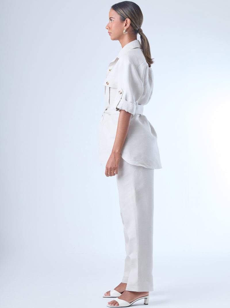 Con un diseño limpio y sofisticado, este pantalón recto confeccionado en lino ofrece frescura y estructura en partes iguales. Su silueta alargada estiliza la figura, mientras que el fit cómodo lo hace ideal para el día a día. Perfecto para combinar con camisas o blusas amplias en entornos profesionales o estilos casuales elevados.