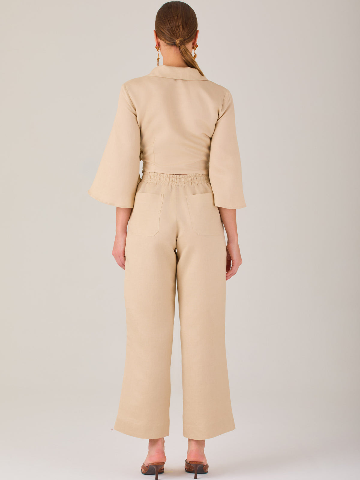 Pantalón blanco de tiro alto con pretina elástica y cordón ajustable. Corte recto y relajado, ideal para un look cómodo y fresco