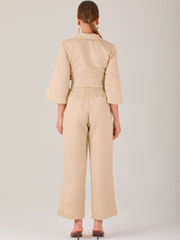 Pantalón blanco de tiro alto con pretina elástica y cordón ajustable. Corte recto y relajado, ideal para un look cómodo y fresco