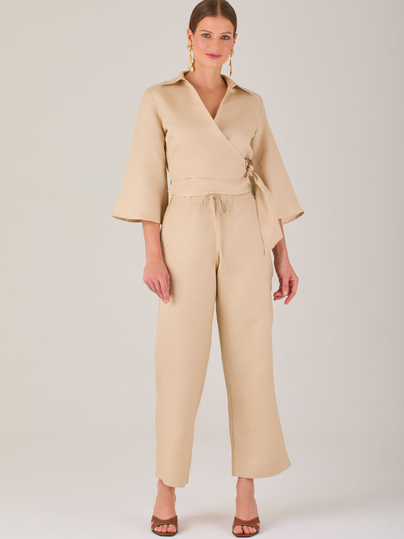 Pantalón blanco de tiro alto con pretina elástica y cordón ajustable. Corte recto y relajado, ideal para un look cómodo y fresco