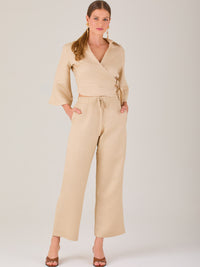 Pantalón blanco de tiro alto con pretina elástica y cordón ajustable. Corte recto y relajado, ideal para un look cómodo y fresco
