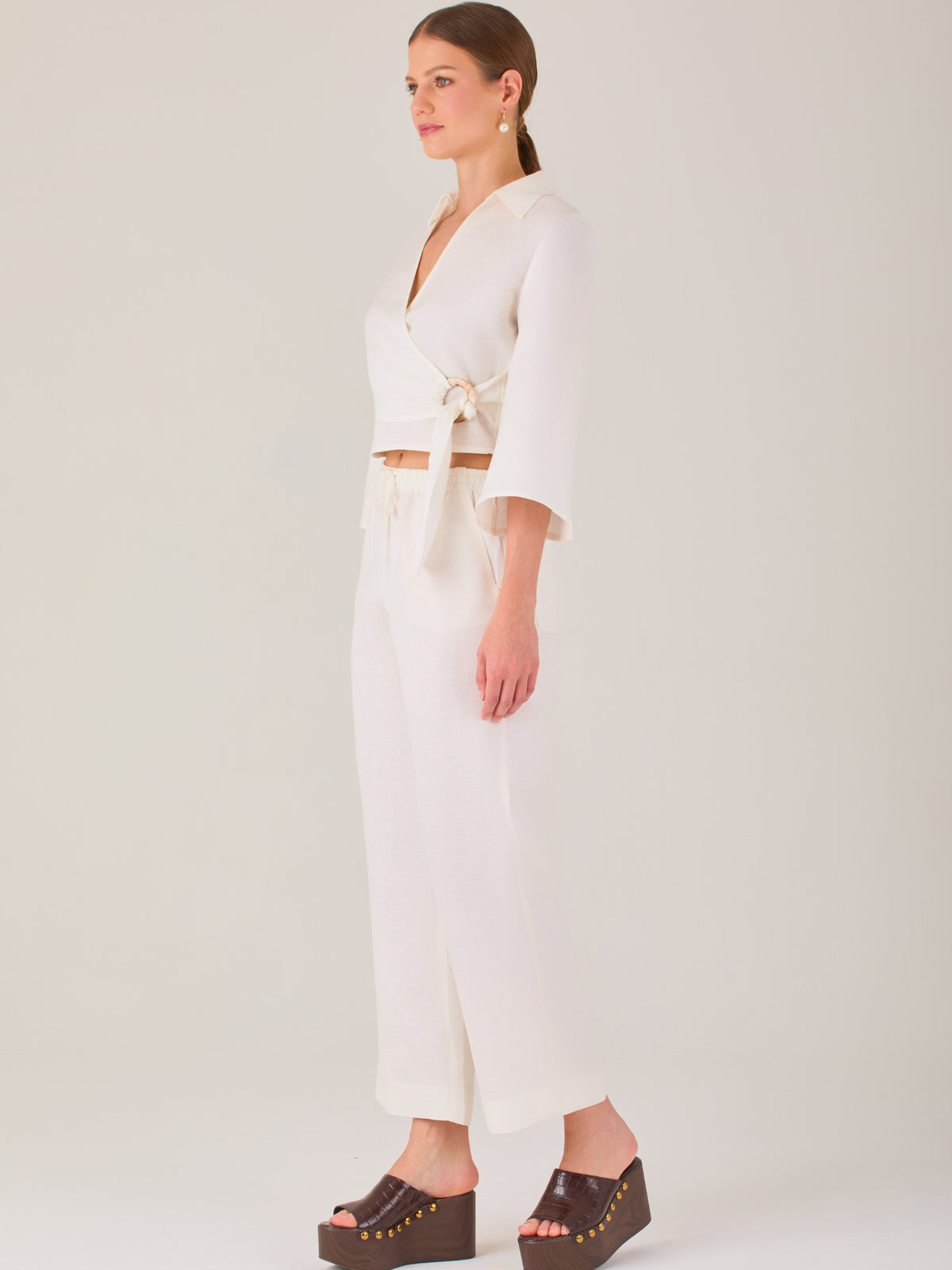 Pantalón blanco de tiro alto con pretina elástica y cordón ajustable. Corte recto y relajado, ideal para un look cómodo y fresco