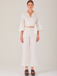 Pantalón blanco de tiro alto con pretina elástica y cordón ajustable. Corte recto y relajado, ideal para un look cómodo y fresco