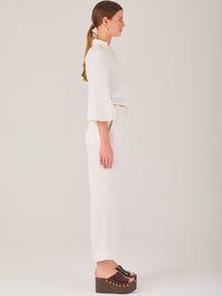 Pantalón blanco de tiro alto con pretina elástica y cordón ajustable. Corte recto y relajado, ideal para un look cómodo y fresco