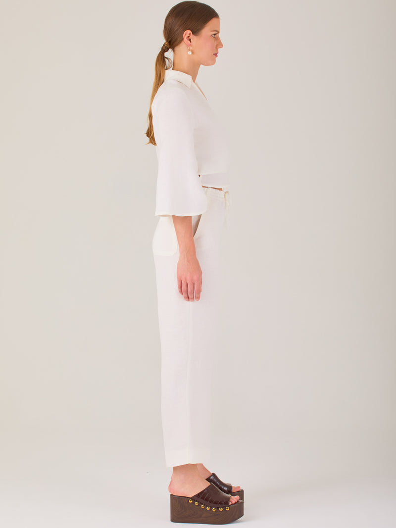 Pantalón blanco de tiro alto con pretina elástica y cordón ajustable. Corte recto y relajado, ideal para un look cómodo y fresco