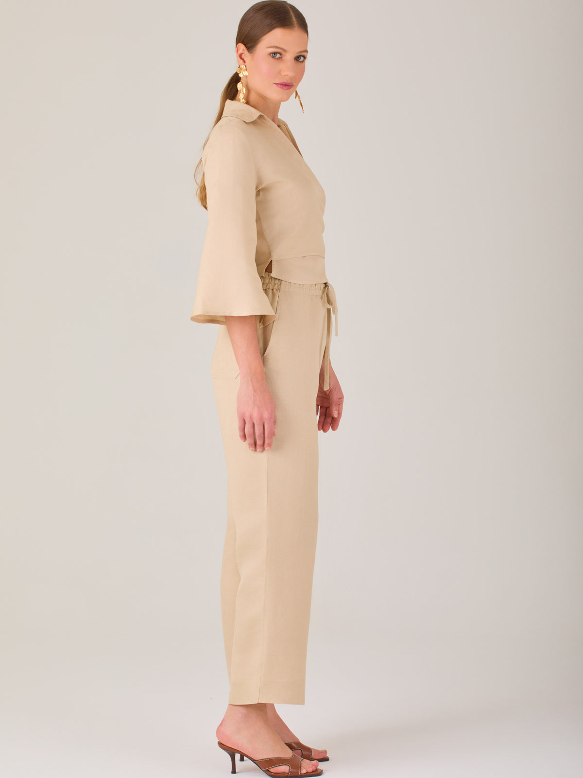 Pantalón blanco de tiro alto con pretina elástica y cordón ajustable. Corte recto y relajado, ideal para un look cómodo y fresco