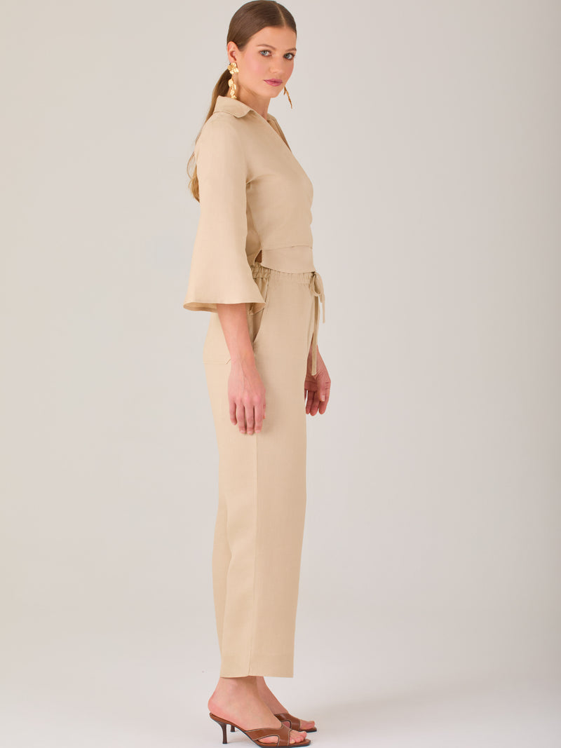 Pantalón blanco de tiro alto con pretina elástica y cordón ajustable. Corte recto y relajado, ideal para un look cómodo y fresco