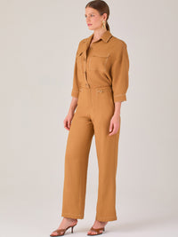 Este pantalón tiene un diseño sofisticado y moderno, confeccionado en un tono beige claro muy versátil. Presenta una silueta de pierna recta y ligeramente amplia, lo que aporta una caída elegante y cómoda. La cintura es de talle medio-alto, con cierre delantero oculto y detalles de pinzas que estilizan la figura. Incluye trabillas para cinturón y bolsillos laterales funcionales, además de costuras marcadas al frente que aportan estructura. Es una prenda ideal para looks de oficina, conjuntos monocromáticos 