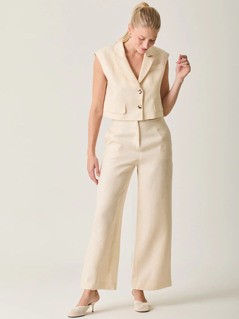 antalón Largo Rebe Crema elegante con estilo minimalista y estructura pulida.