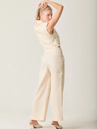 Pantalón Largo Rebe Crema con caída fluida y silueta sofisticada perfecto para outfits formales o casual chic.