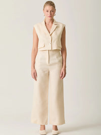 Pantalón Largo Rebe Crema con corte recto y diseño moderno ideal para combinar con blusas y tops.