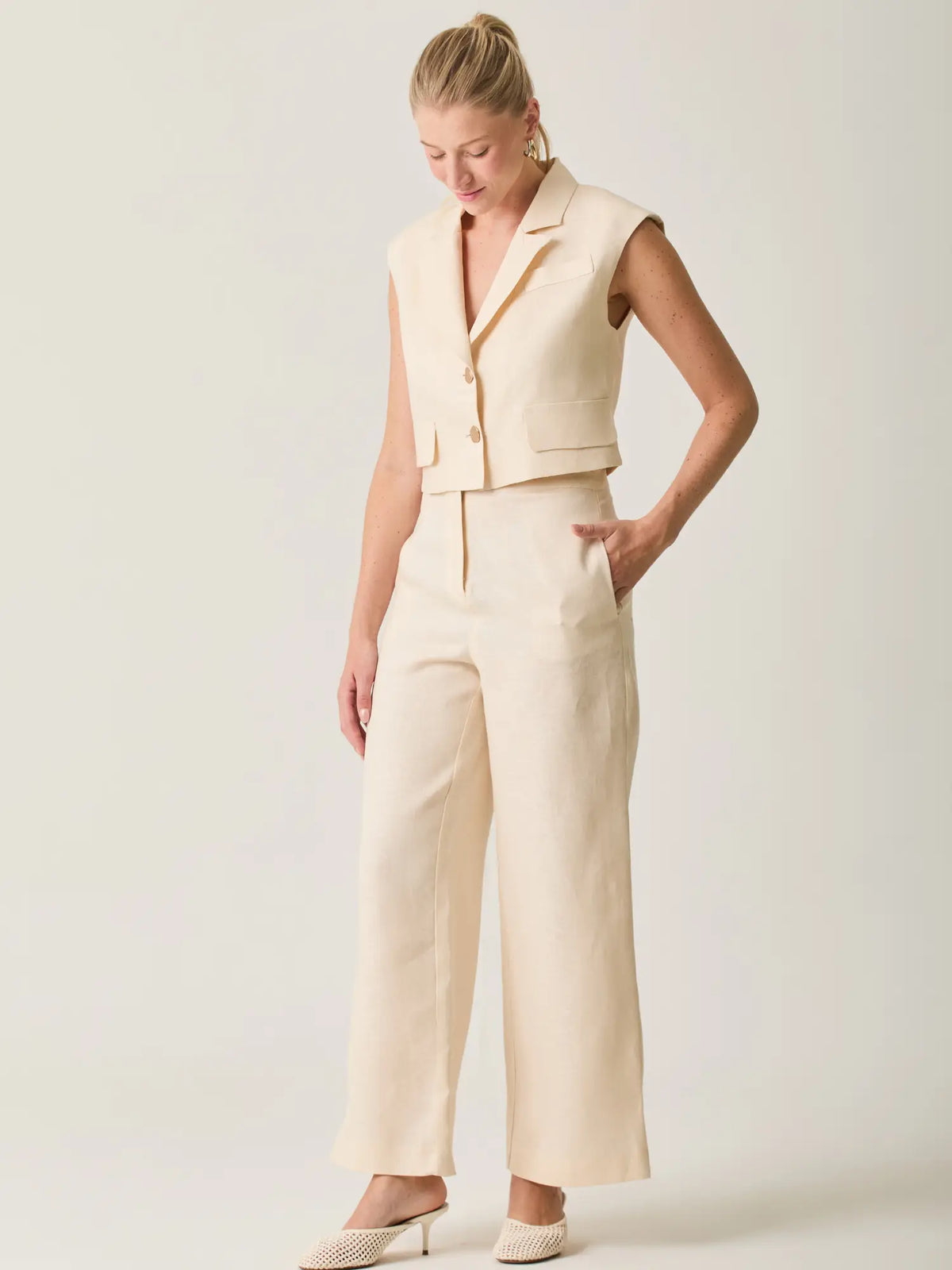 Pantalón Largo Rebe Crema para mujer con pierna amplia y textura ligera en color crema.