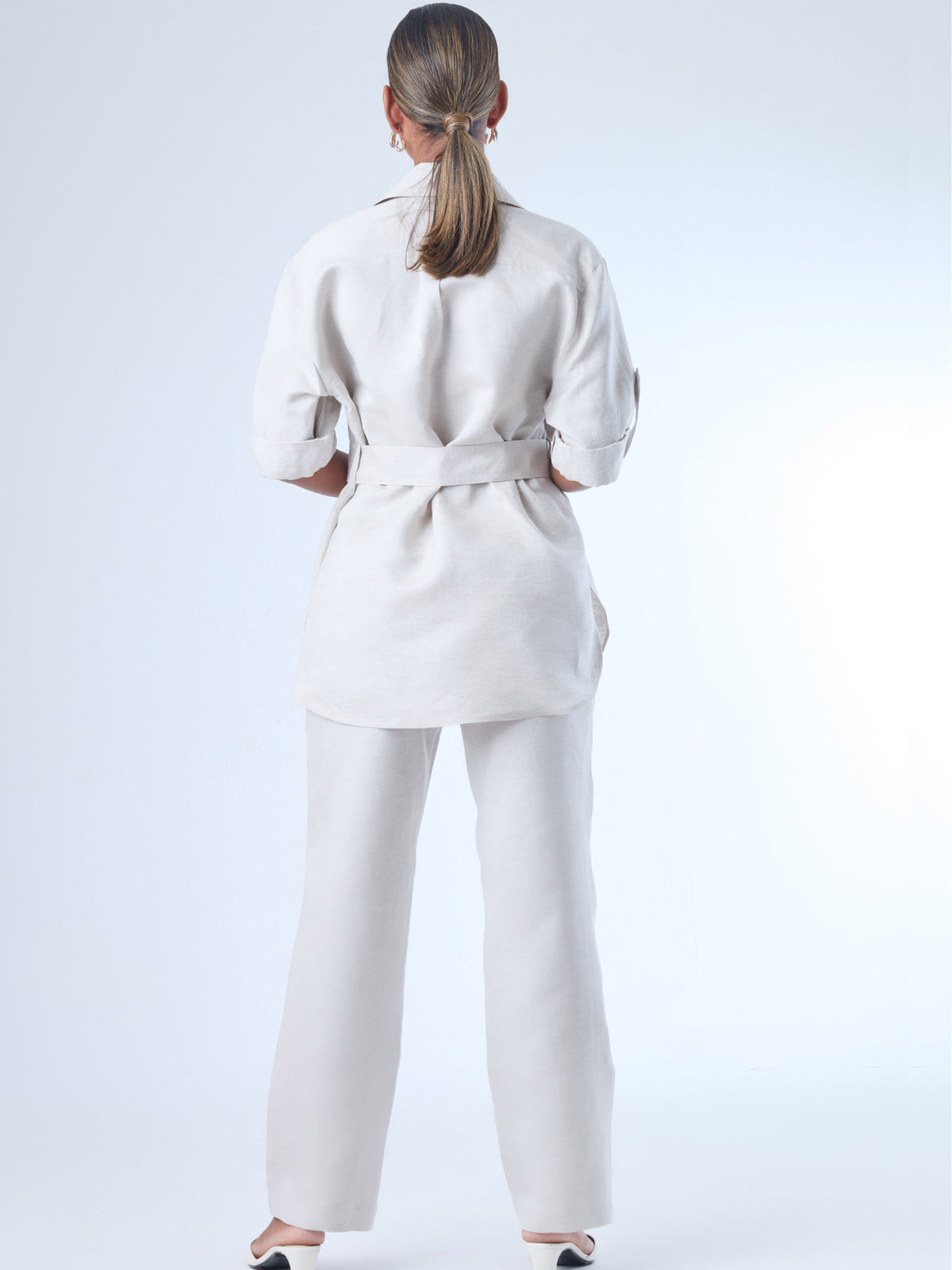 Con un diseño limpio y sofisticado, este pantalón recto confeccionado en lino ofrece frescura y estructura en partes iguales. Su silueta alargada estiliza la figura, mientras que el fit cómodo lo hace ideal para el día a día. Perfecto para combinar con camisas o blusas amplias en entornos profesionales o estilos casuales elevados.